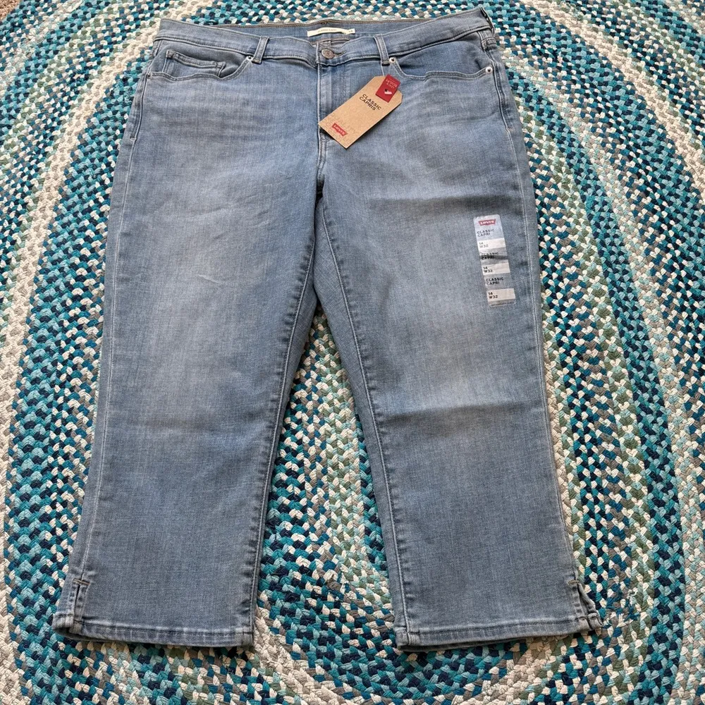 Levi’s Classic Capris - Image 3