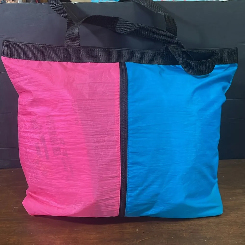 Vintage 1990 Avon tote 20x14 zipped down center when unzipped down the center - Image 3