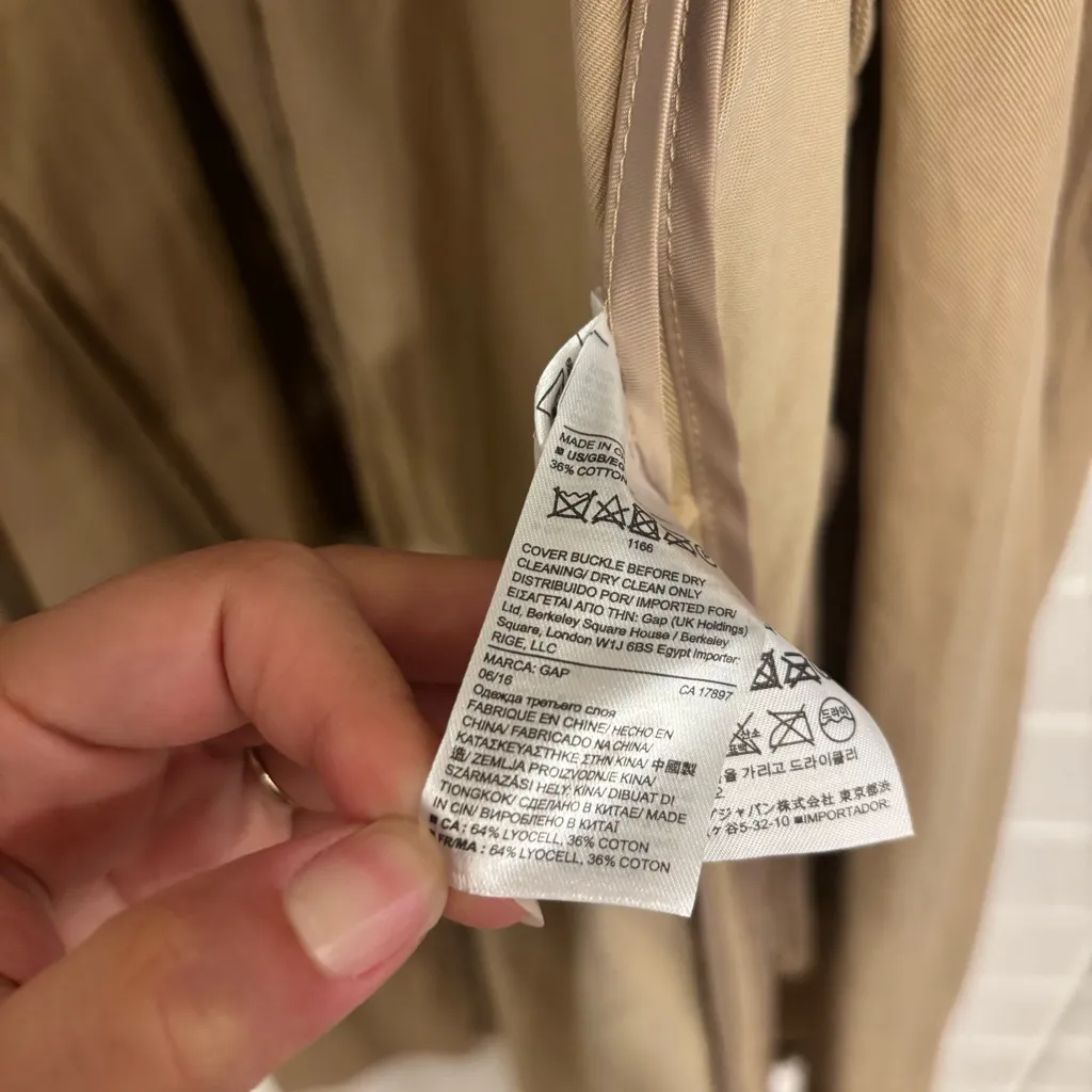 Gap  tan trench coat - Image 4