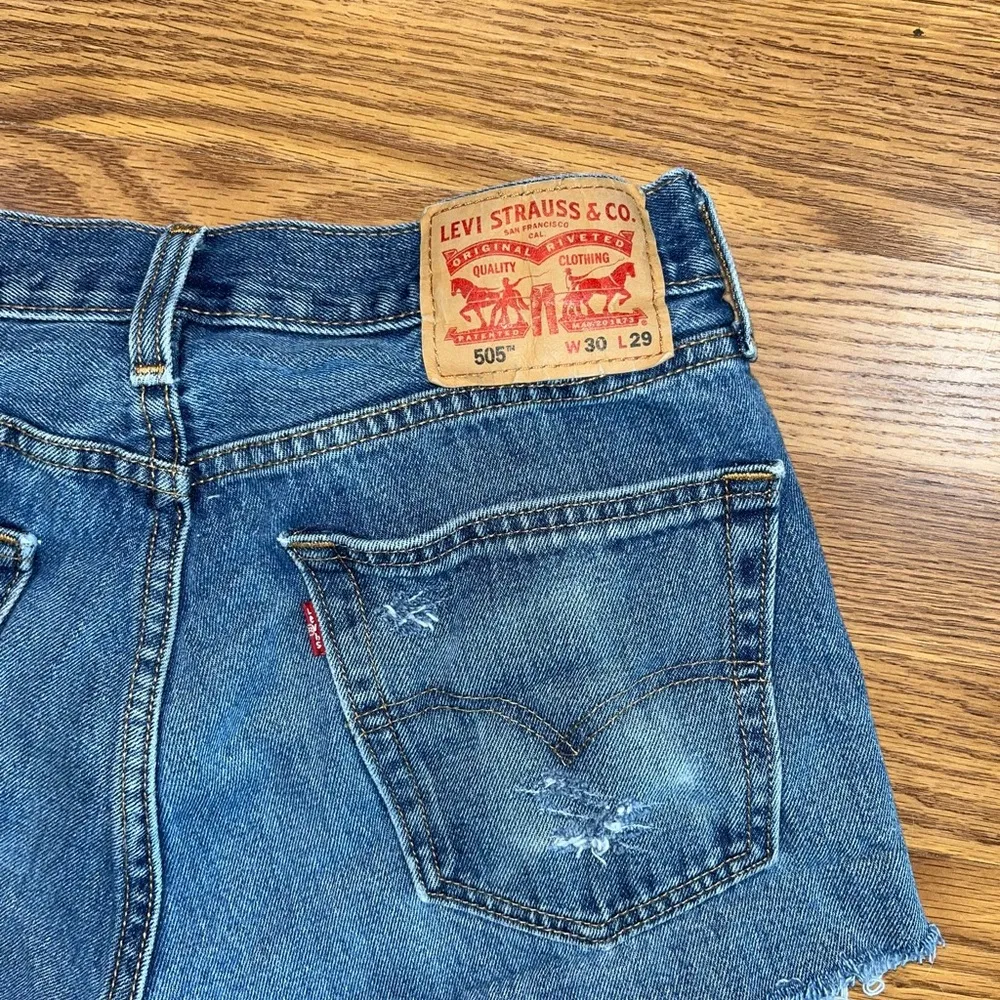 Super Cute Levi’s 505 Cutoff Jean Shorts! Blue Size 30 - Image 3