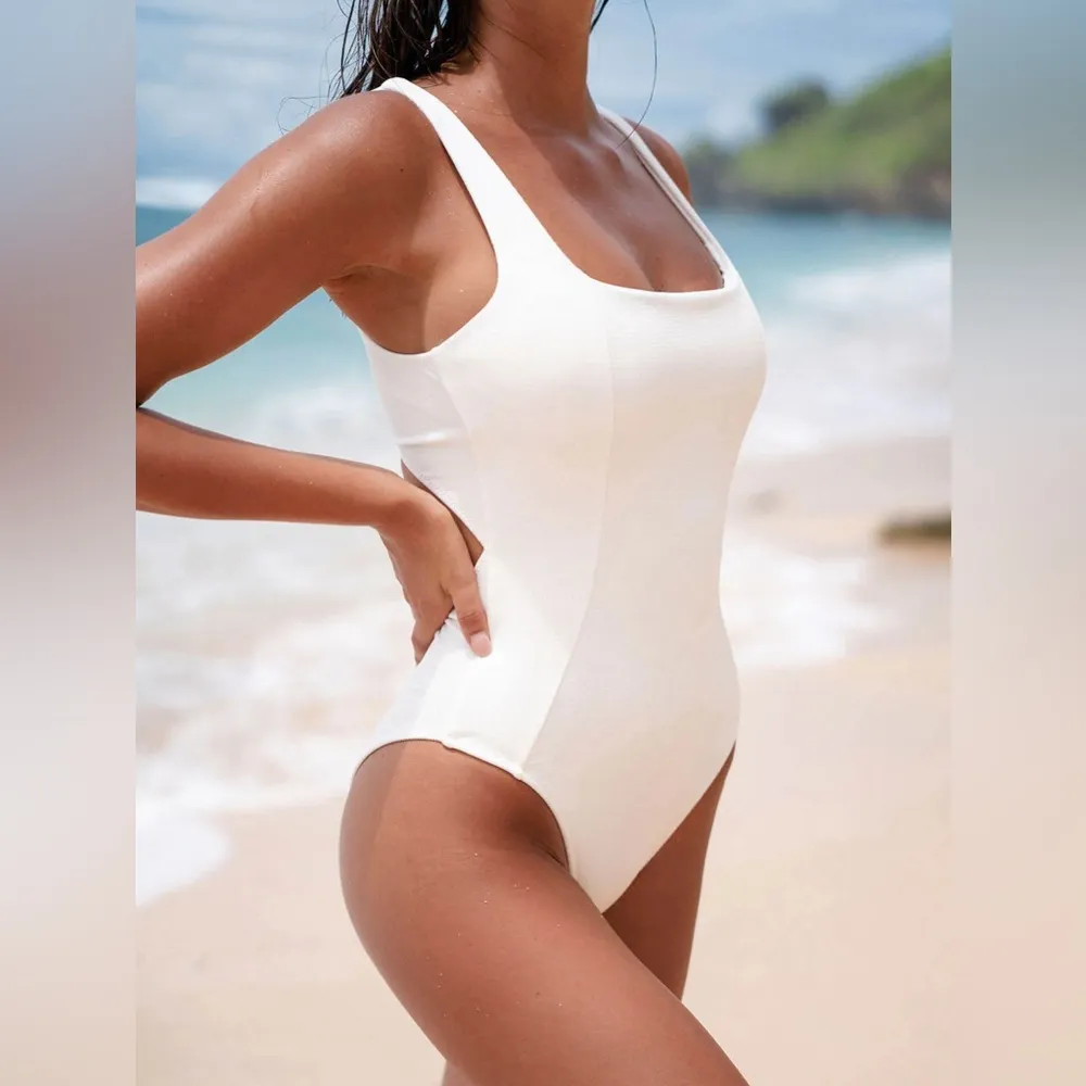 Berlook White Cut Out One - Image 4