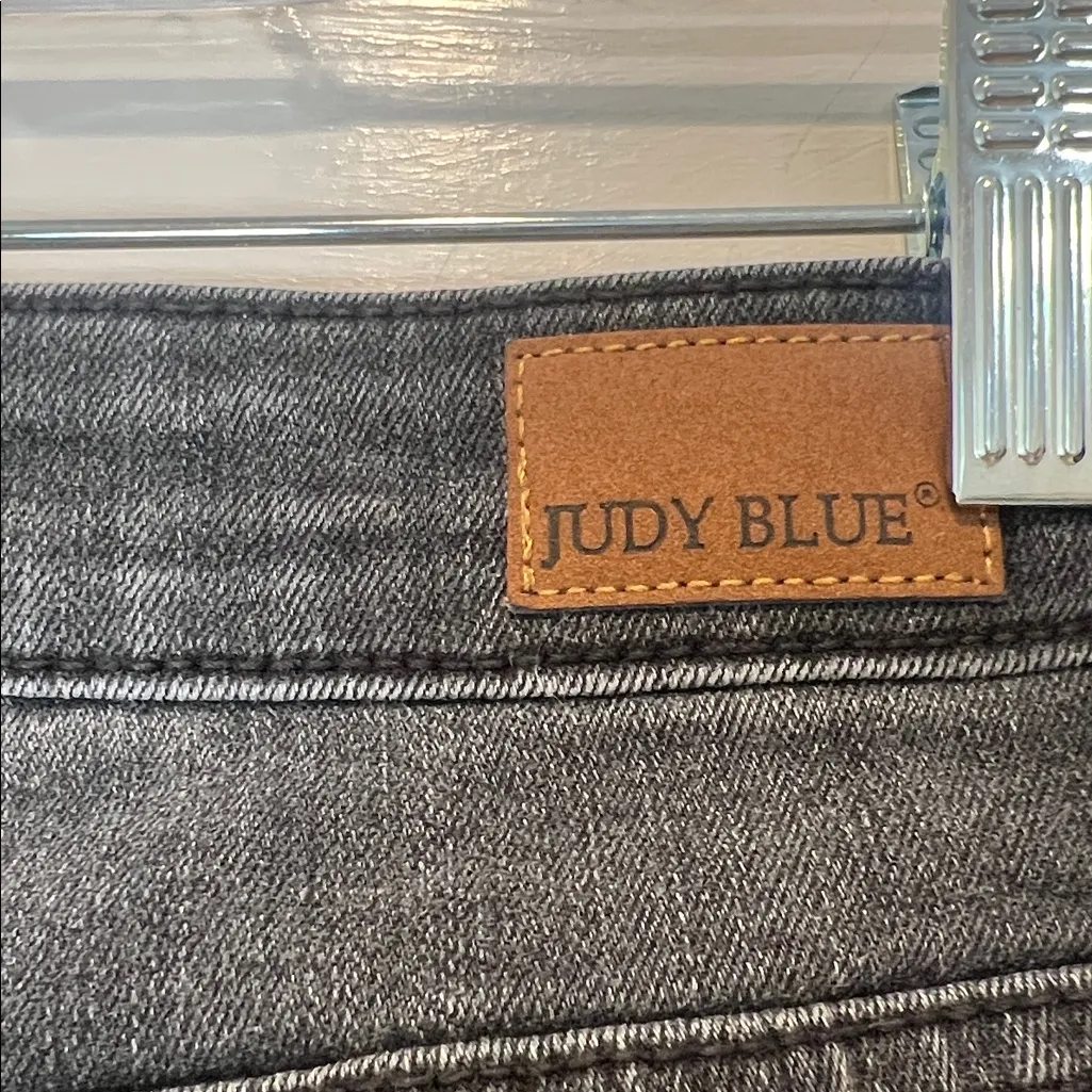 Judy Blue Dark grey/black Distressed capri jeans size 7/28. - Image 10