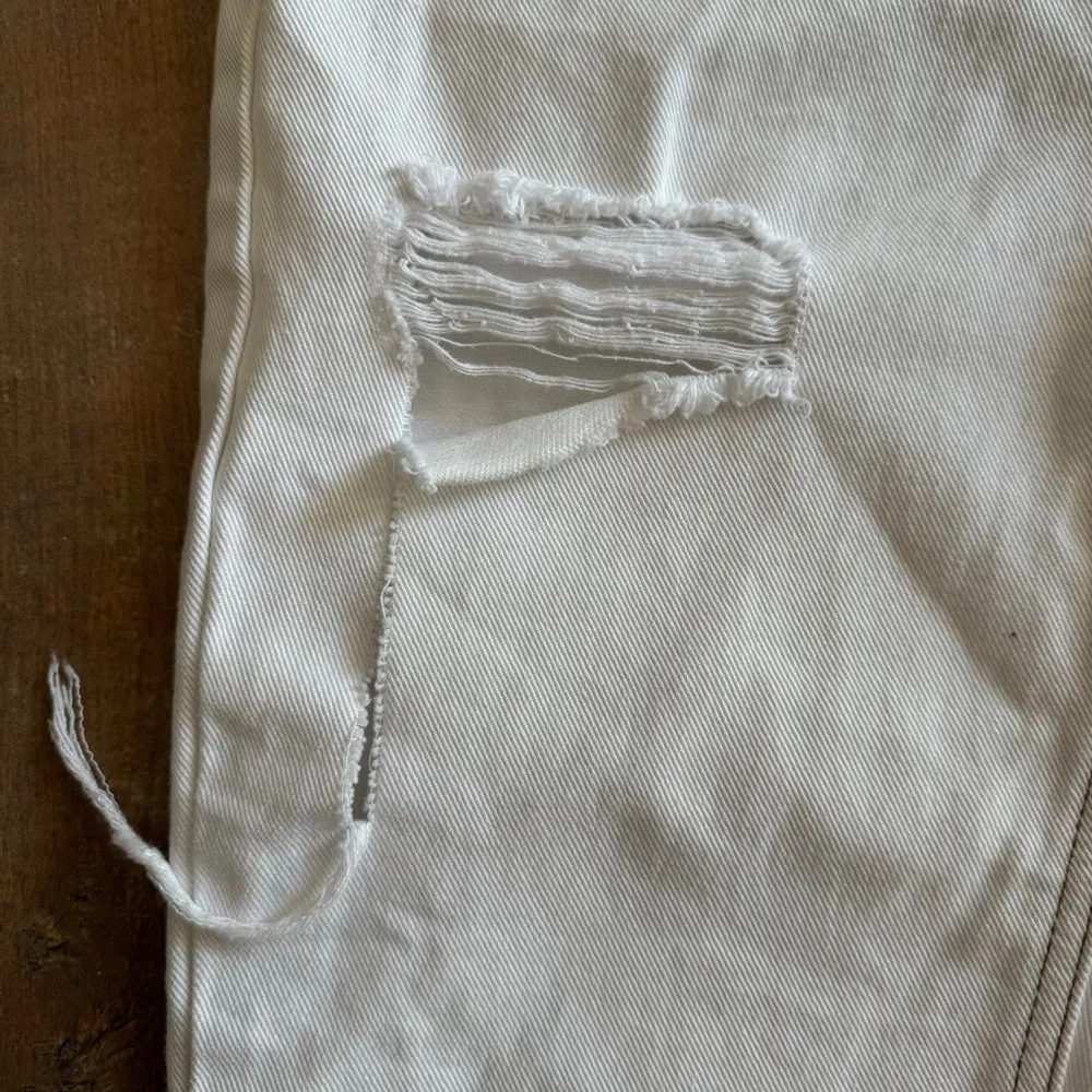 Urban Outfitters BDG High Waisted Mom Jean White Denim Torn Distressed Size 24 - Image 6