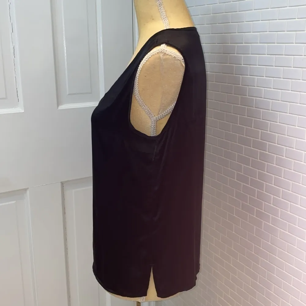 Neiman Marcus black 💯 silk satin v neckline sleeveless blouse. Pull on. Size M. - Image 3