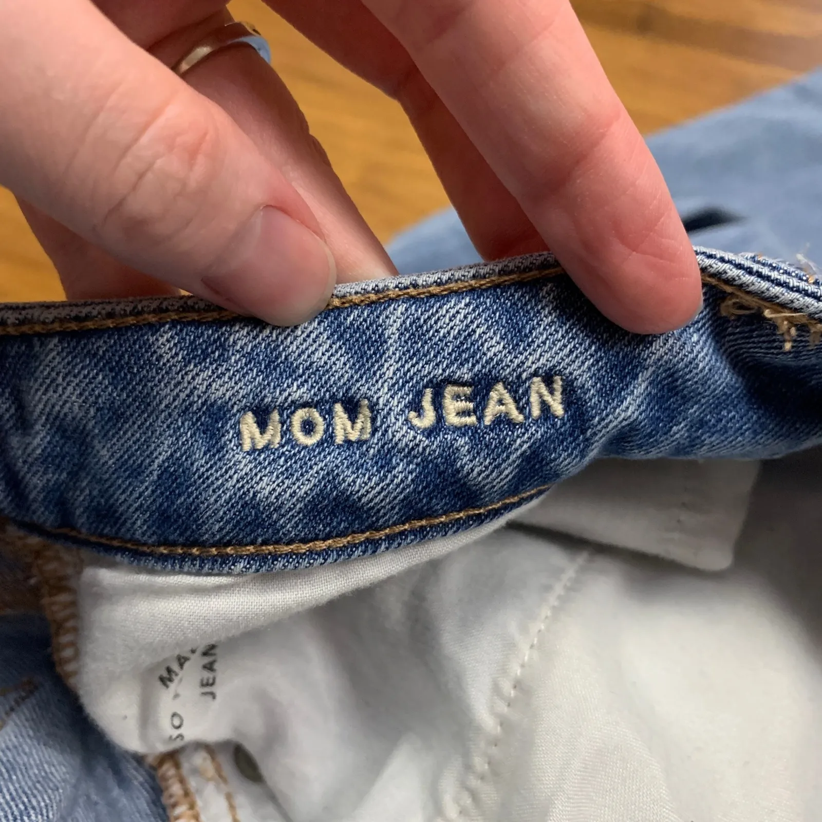 American‎ Eagle Mom Jeans Womens Size 4 Short Ripped Distressed Light Wash Denim - Image 7