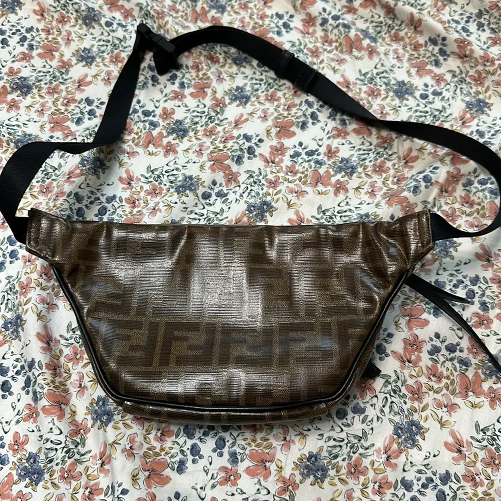 Fendi Fanny Pack cross body bag luxury casual sporty - Image 3