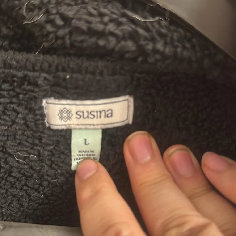 Susina women’s black fuzzy vest size large - Image 3