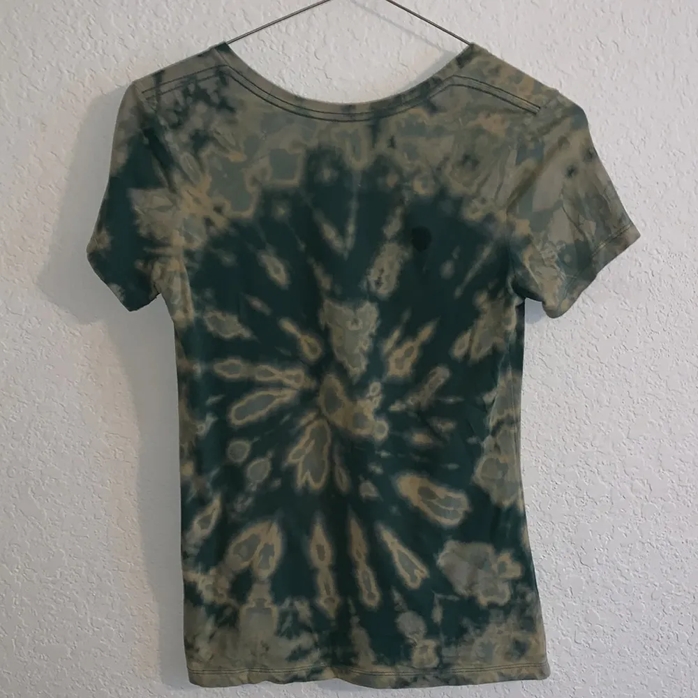 MAJESTIC Green Bay Packers V-Neck Reverse Bleach Tie Dye T-Shirt - Image 9