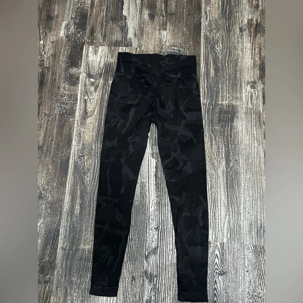 Gymshark camo leggings in size small - Image 3