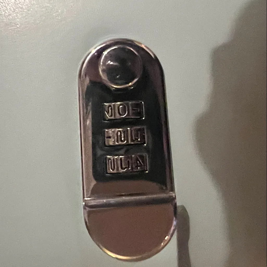 None Elegant Wallet with Lock Closure - Image 4