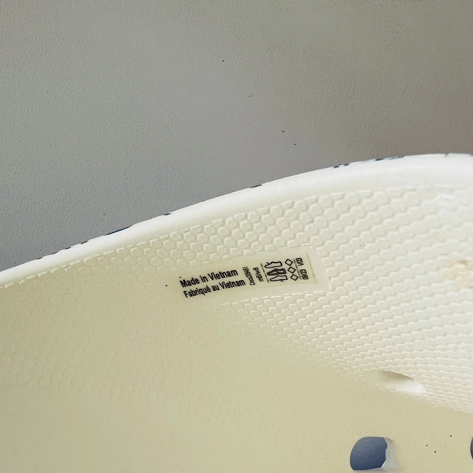 CROCS Hello Kitty Glitter Blue White Siren Clog - US 7 - Image 10