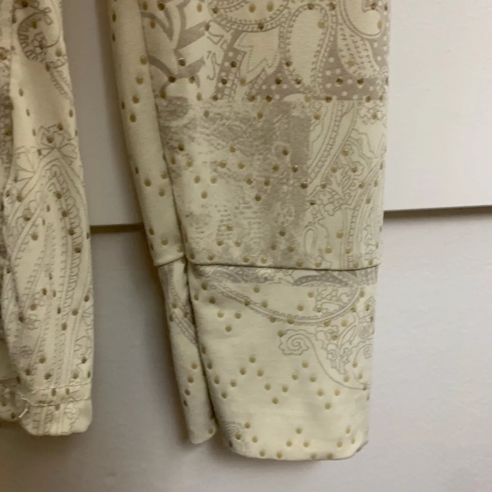 BKE Fitted Cream V-Neck Long Sleeve With Raised Dots - Image 7