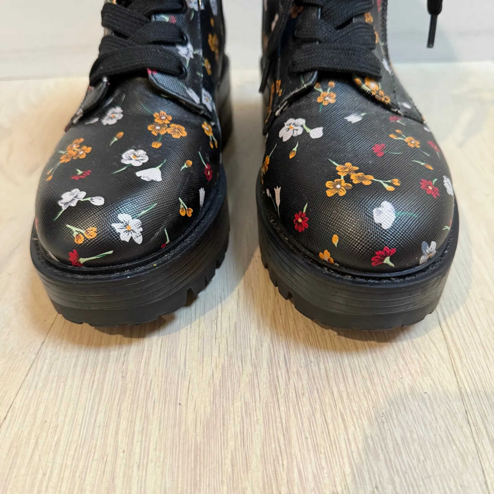 Guess Fearne Floral Black Combat Boots SZ 8.5 Vegan Leather Punk Grunge Emo Y2K - Image 10