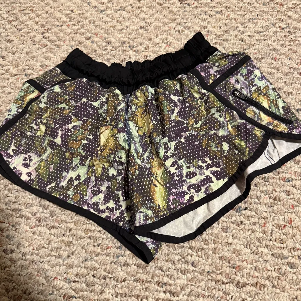 Lululemon Tracker Short III Floral Sport White Multi Black Size 6 Green - Image 2