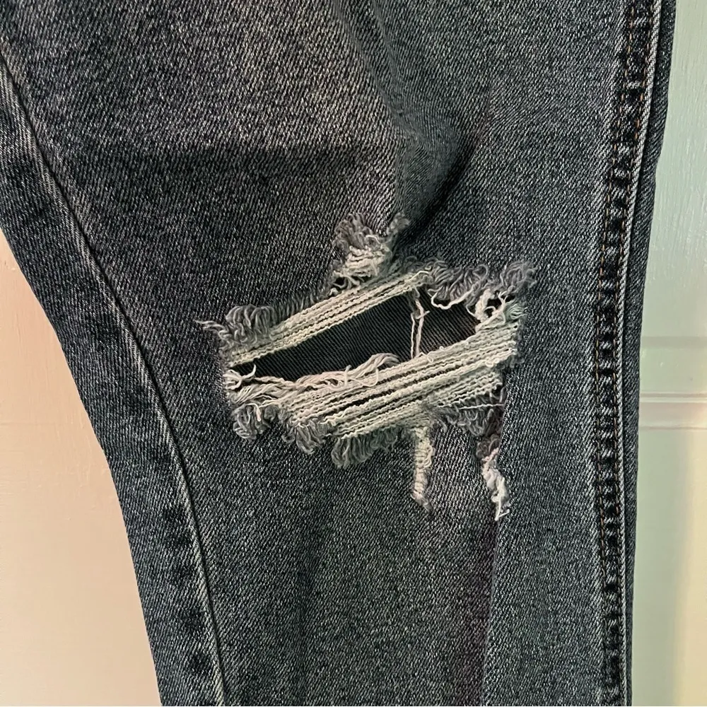 ARIZONA Women’s Curvy High-Rise Mom Slim Fit Ripped Denim Jeans - Image 5