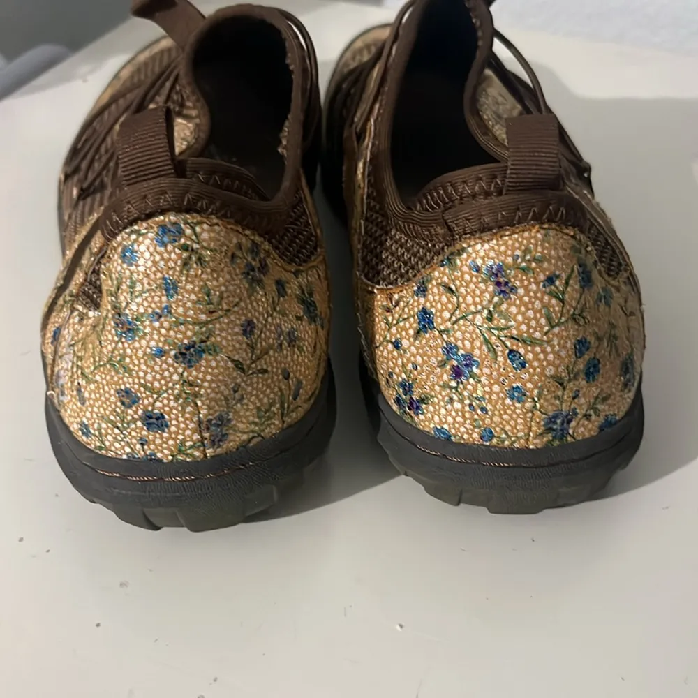 JBU by Jambu Women’s Brandi Casual Slip-On Shoe Brown Gold Floral 12W Wide - Image 5