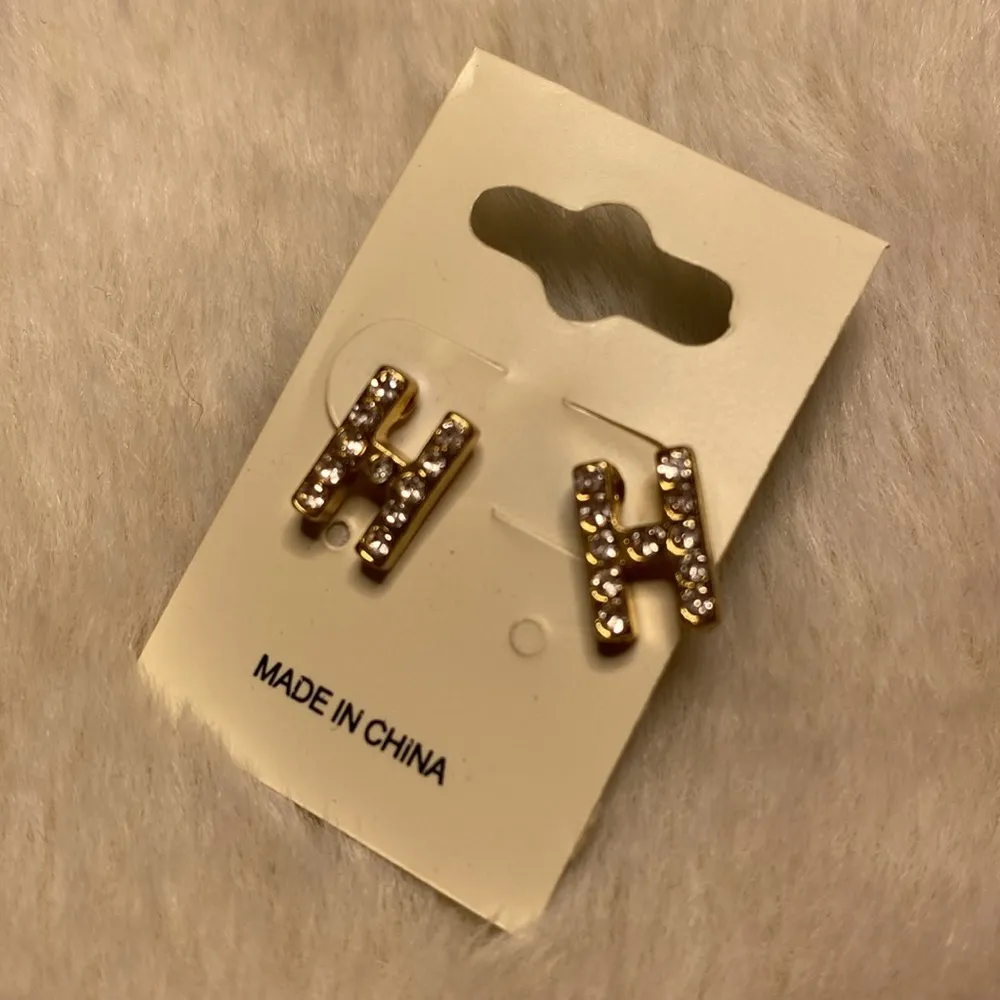 ‘H’ Rhinestone Stud Earrings NEW Gold - Image 4