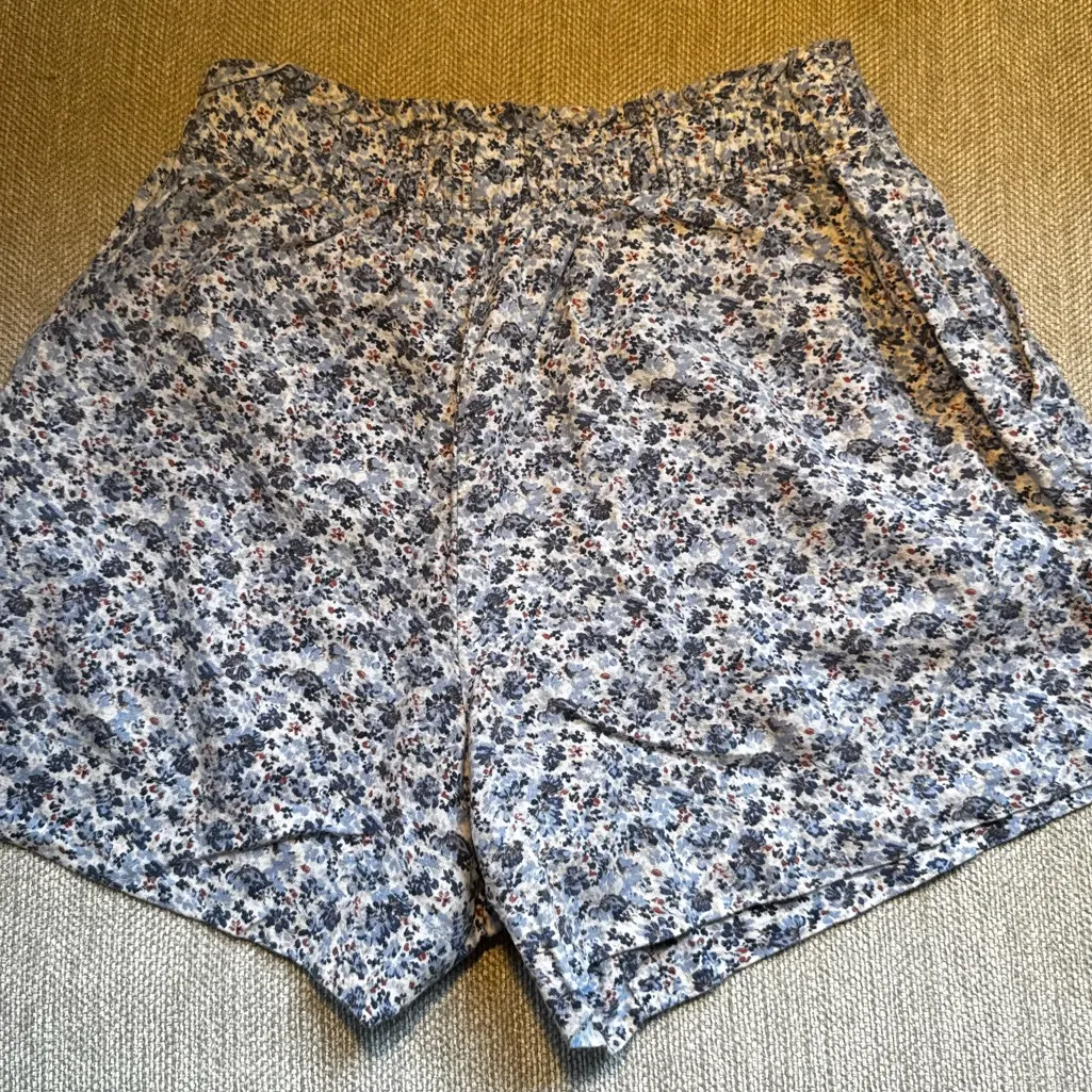 Abercrombie & Fitch Blue Floral High Waist Shorts - Image 3