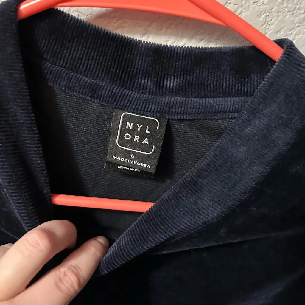 NYLORA Navy Velour Cropped Pullover Sweater Sweatshirt SMALL Blue - Image 4