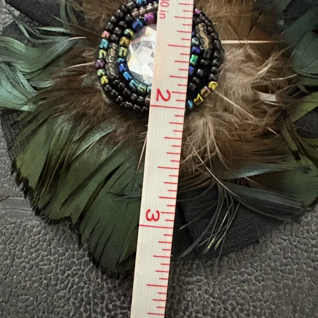 Feathered Brooch with Gem Center Green - Image 4