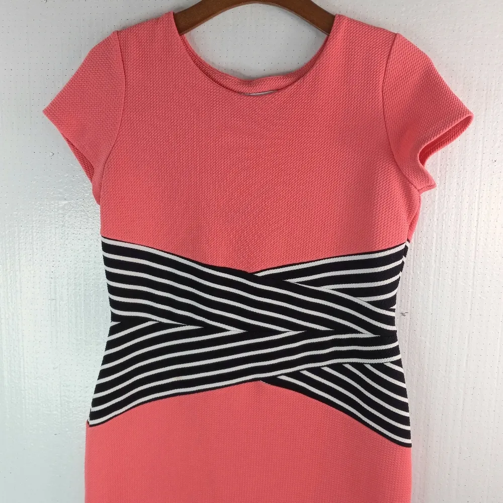 Shelby & Palmer 12 Knit Shift Dress Capped Sleeves Above the Knee In Coral - Image 3