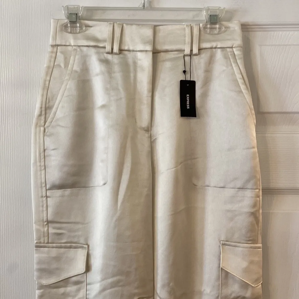 EXPRESS HIGH RISE Cream Satin Cargo Pants SIZE 2R inseam 26” see all photos - Image 2
