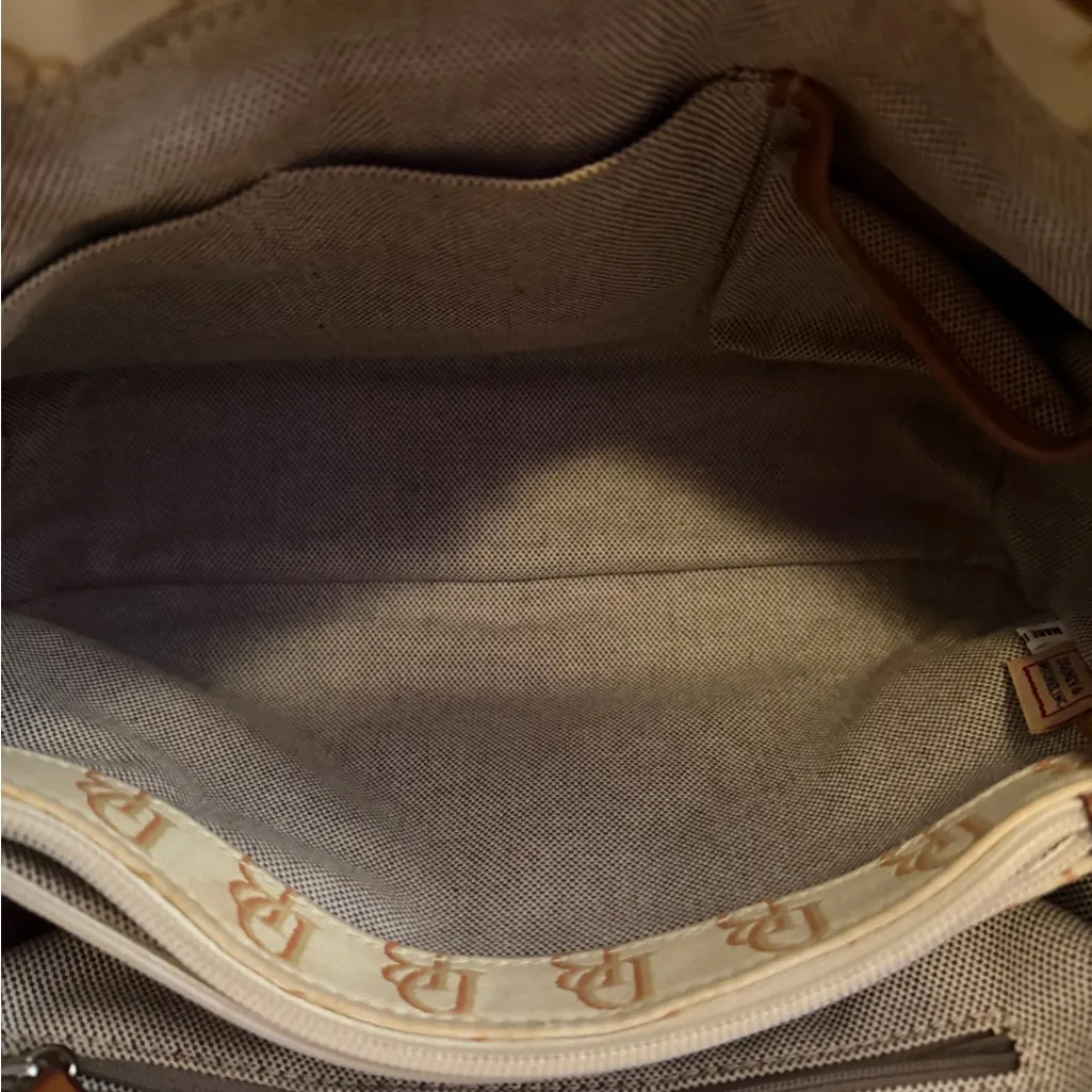 Dooney and Bourke monogram can is trimmed in leather bag - Image 11
