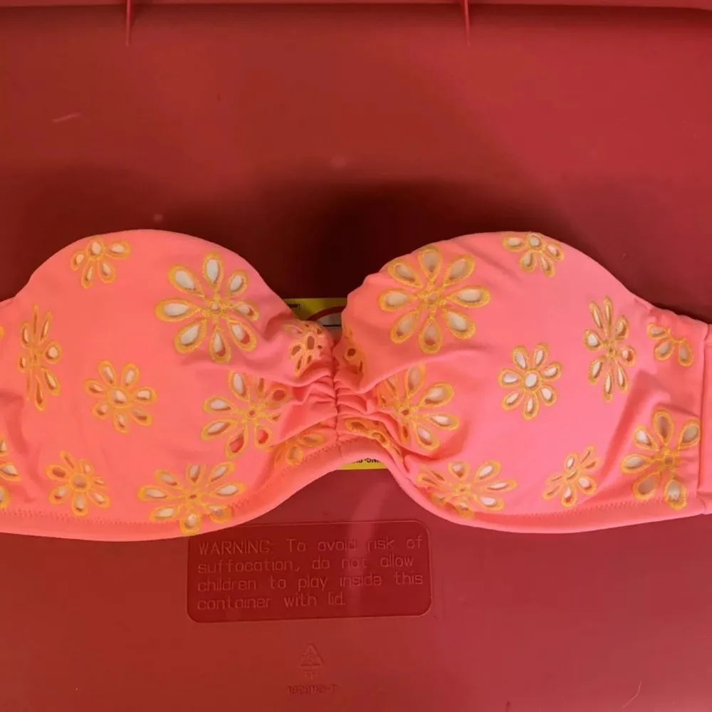 Victoria’s Secret Eyelet Strapless Hipster Bikini Size 36A/S Coral NEW - Image 4