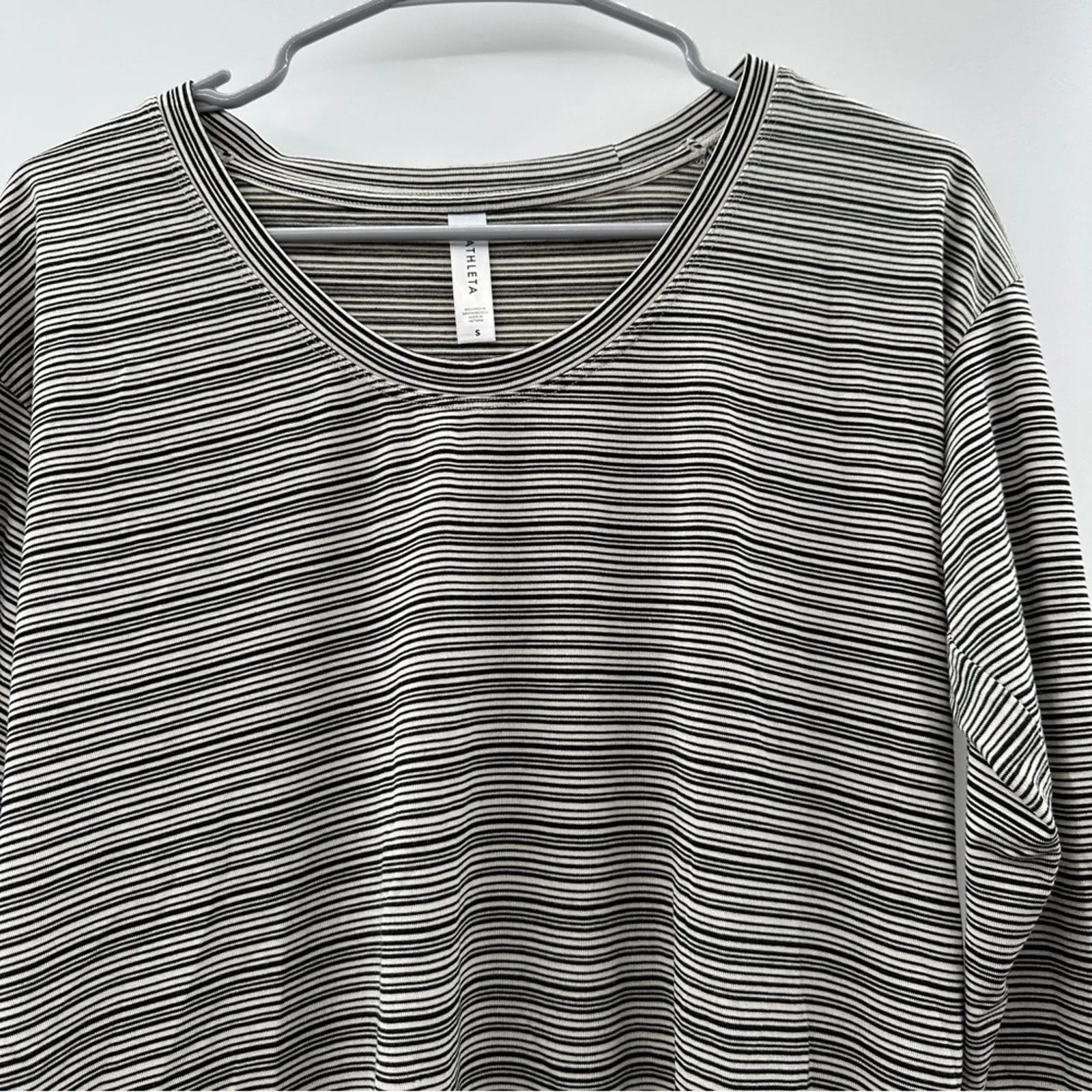 Athleta Cloudlight Stratus Gray & White Striped Long Sleeve Scoop Neck Top‎ Sz S - Image 4