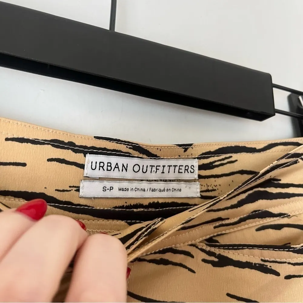 Urban Outfitters Tan & Black Tiger Animal Print High Rise Straight Leg Pants S - Image 2
