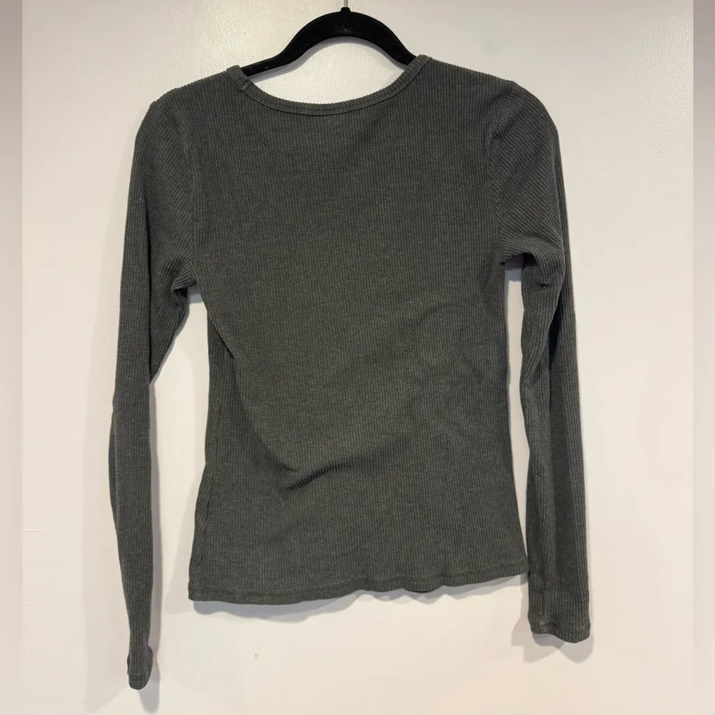 Grey ribbed old navy long sleeve - Image 4