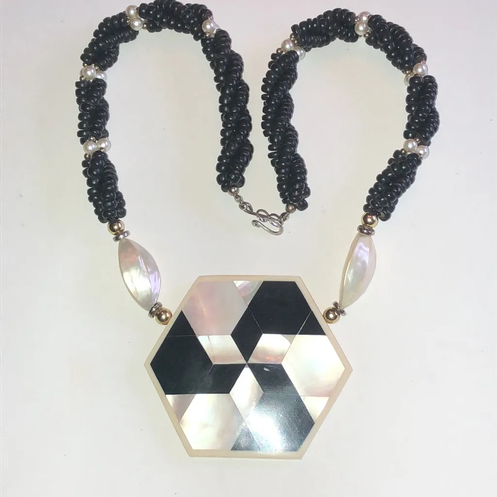 Elegant Vintage Black and White Inlaid Mother of Pearl Geometric Necklace - Image 3