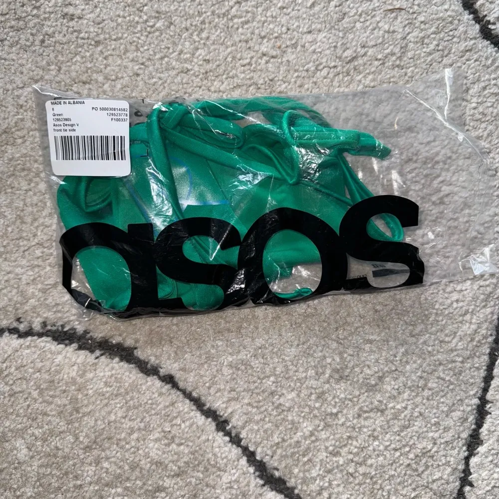 ASOS DESIGN V-front tie side bikini bottoms in emerald green - Image 7