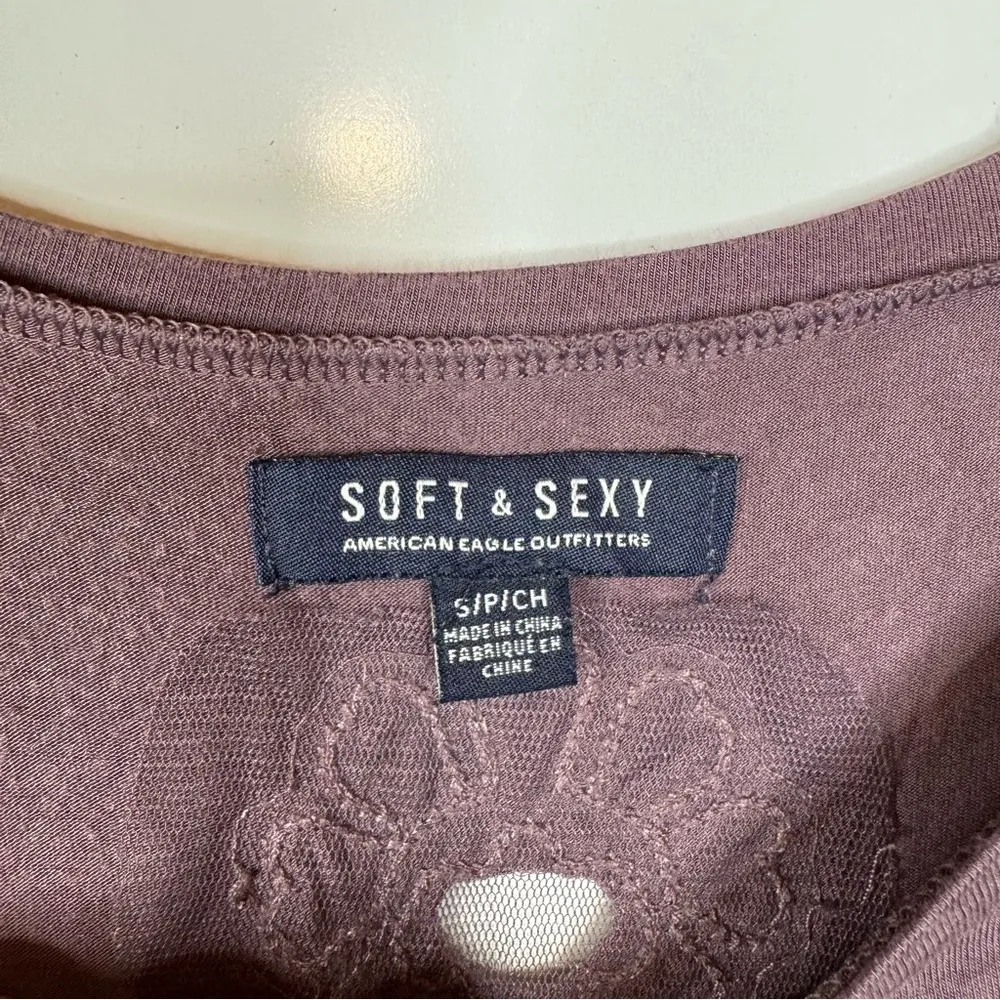 American Eagle Soft & Sexy Purple Appliqué Back Top Size Small - Image 3