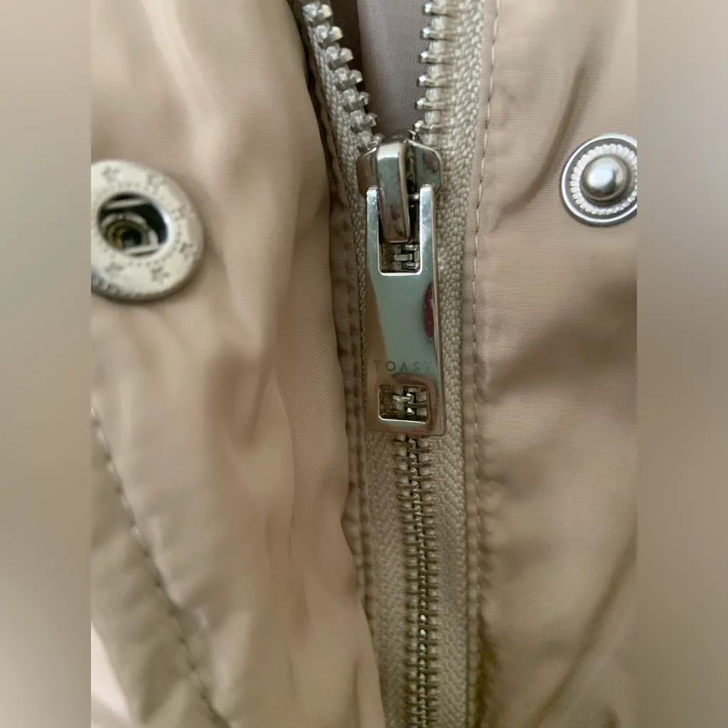 Toast Society Aries women’s M Tan Zip Snap Button Hooded Oversized Puffer Vest Size M - Image 5