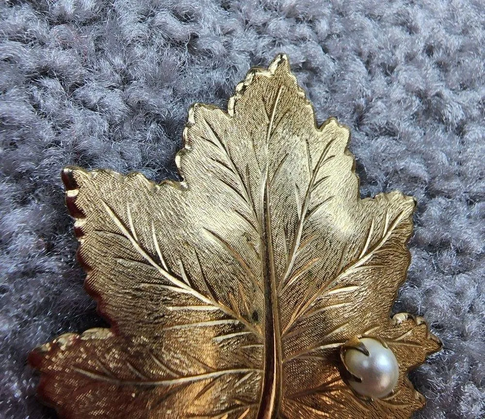 Sarah Coventry Gold Color Metal Leaf Shape Jewelry Pin Brooch Faux Pearl Accent - Image 15