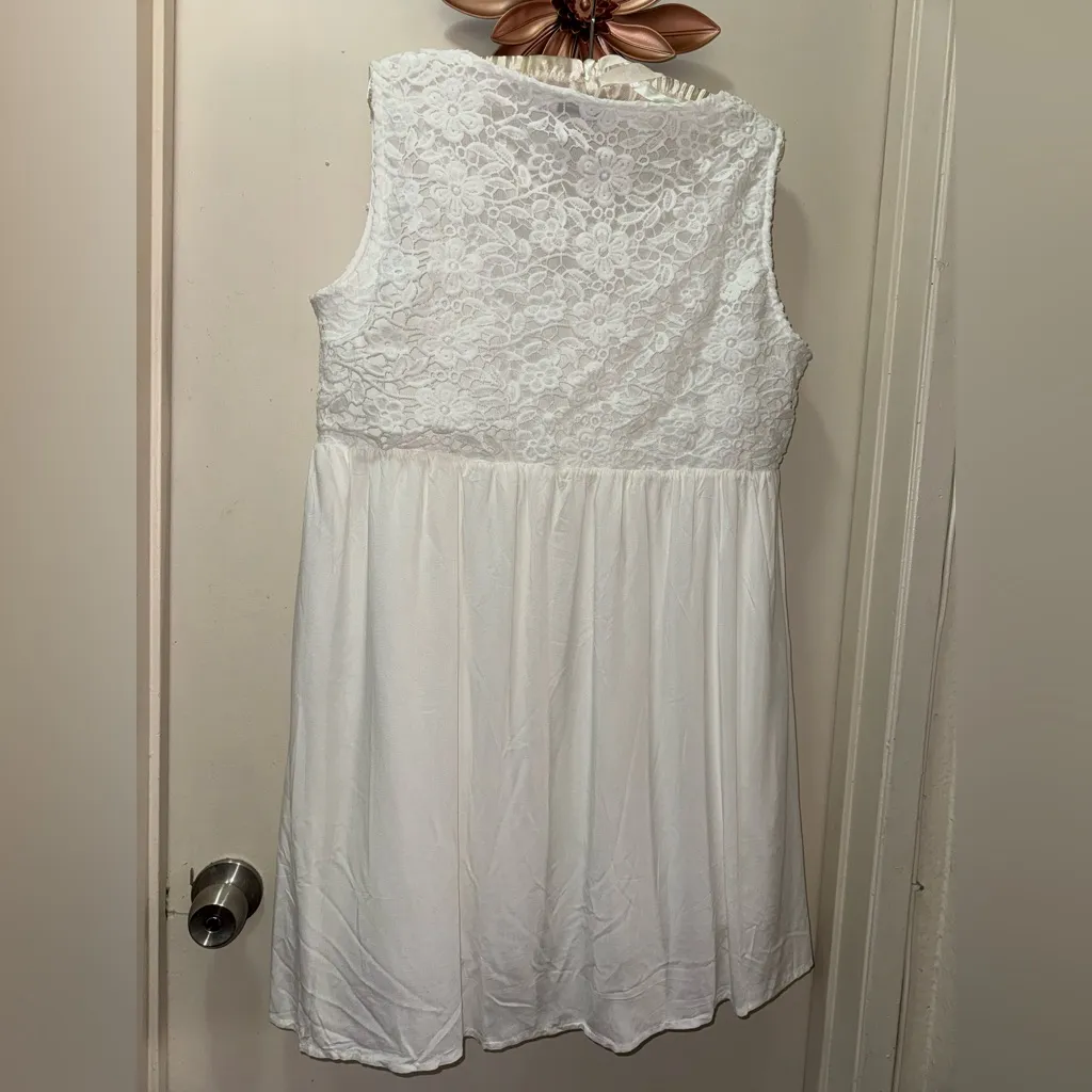 Chic White Lace Button - Image 3