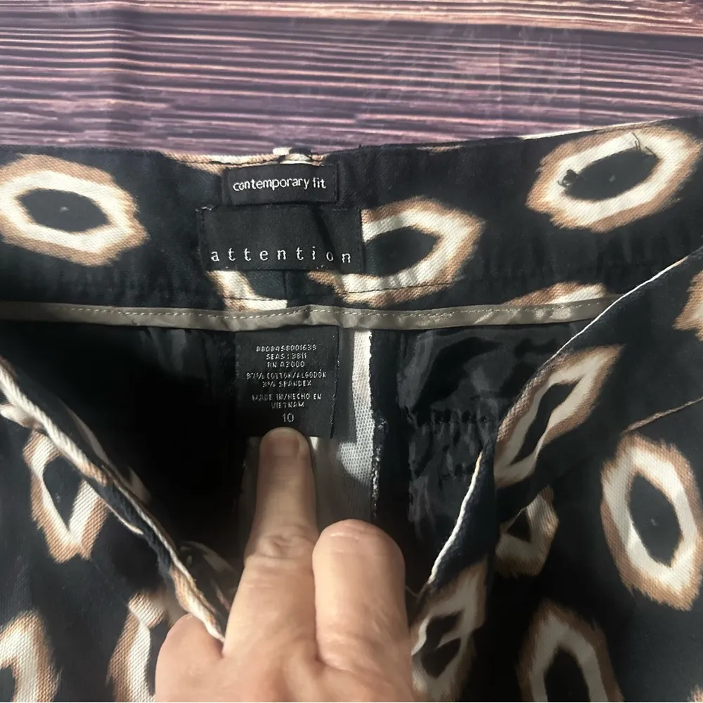 Attention Stylish Black and Cream Patterned Women's Shorts Size 10 - Image 4