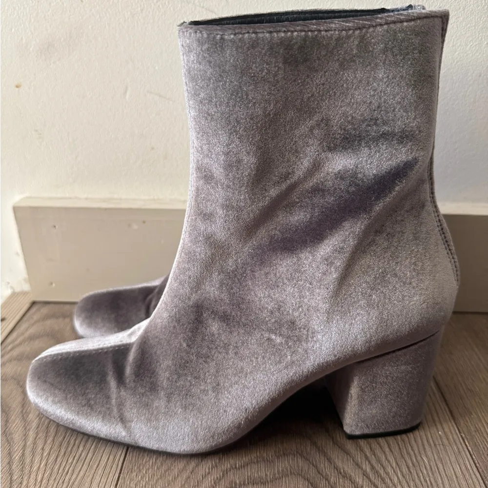 Free People Cecile Women's Gray Velvet Block Booties 38 7.5 Round Toe Zip Back - Image 5