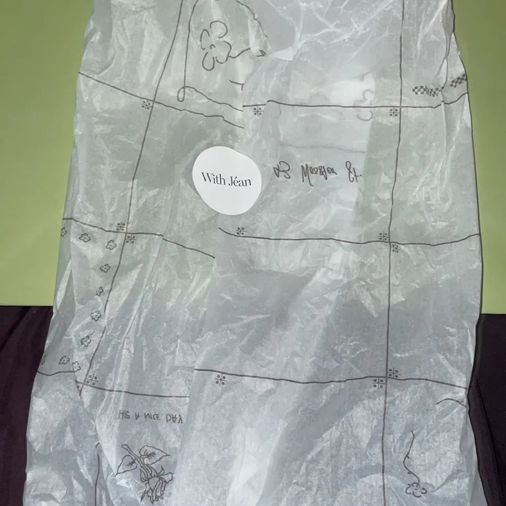 With Jéan Cosmo Bag - Image 9