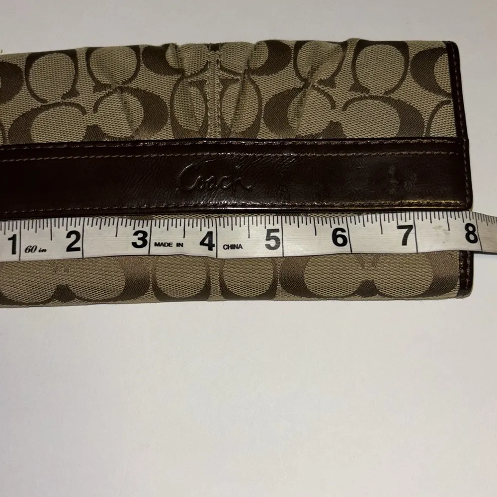COACH TAN AND BROWN WALLET
PLEAT DESIGN…SIGNATURE LOGO DESIGN
SNAP CLOSURE - Image 8
