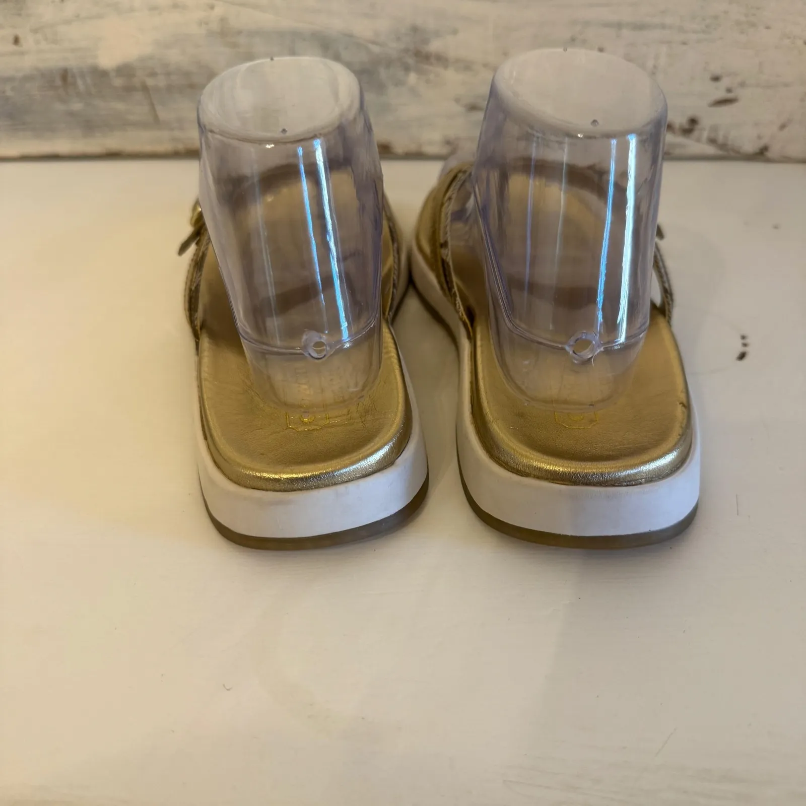 Coach Lyndsey Sandals Womens Size 9.5 Gold Leather Thong Flip Flop Logo Shoes - Image 2