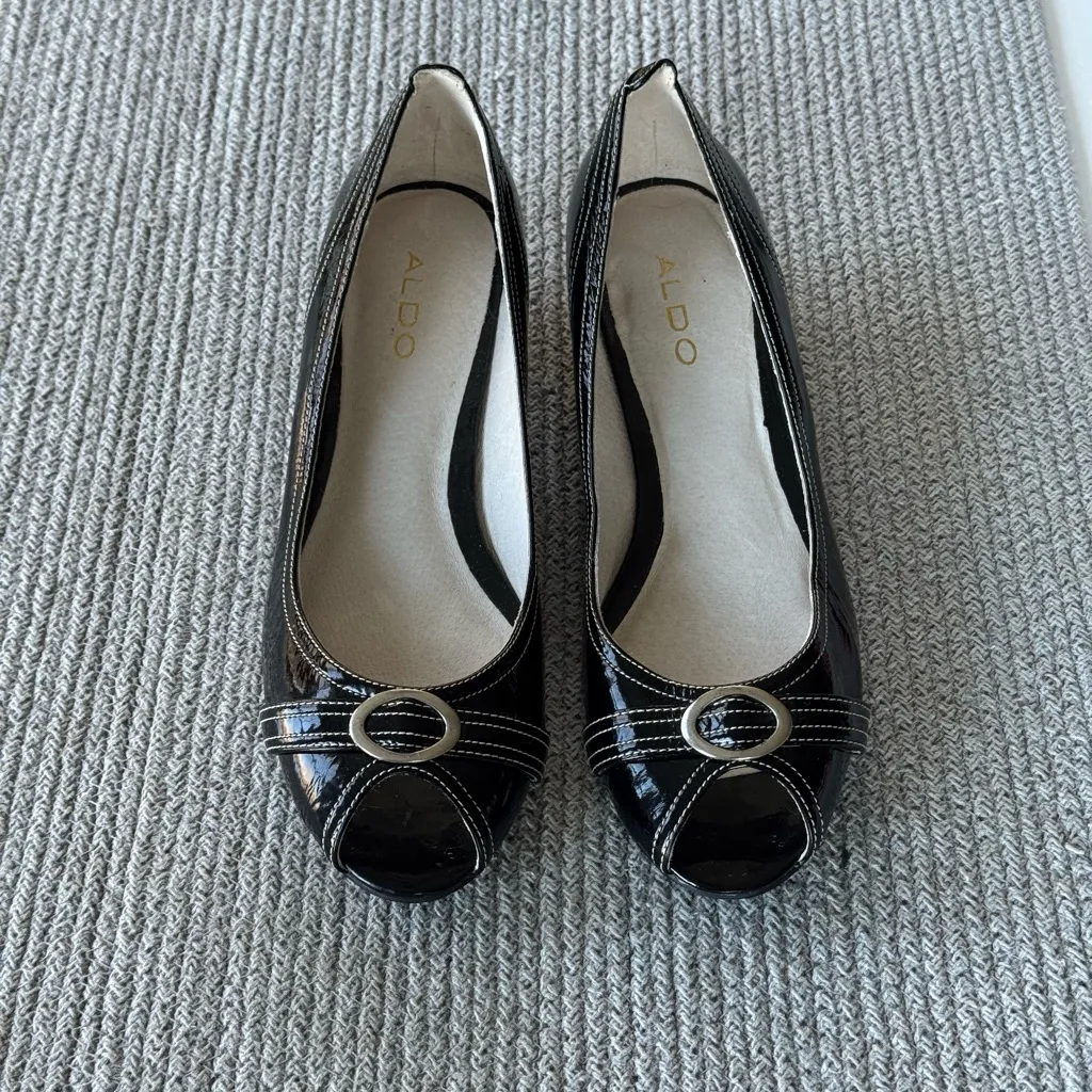 Vintage ALDO Black Patent Leather Peep Toe Silver Buckle Kitten Heels Sz 40/9 - Image 3