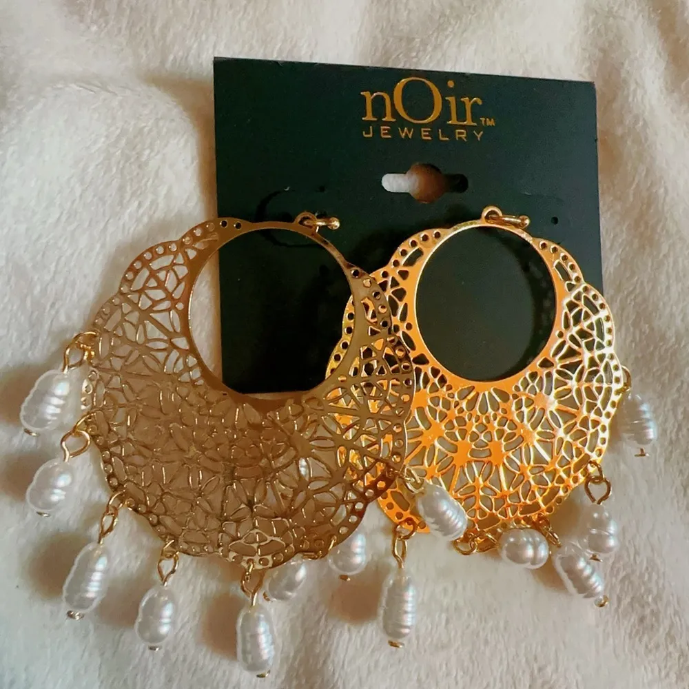 Noir gold tone loop with pearl drops earrings light weight - Image 2