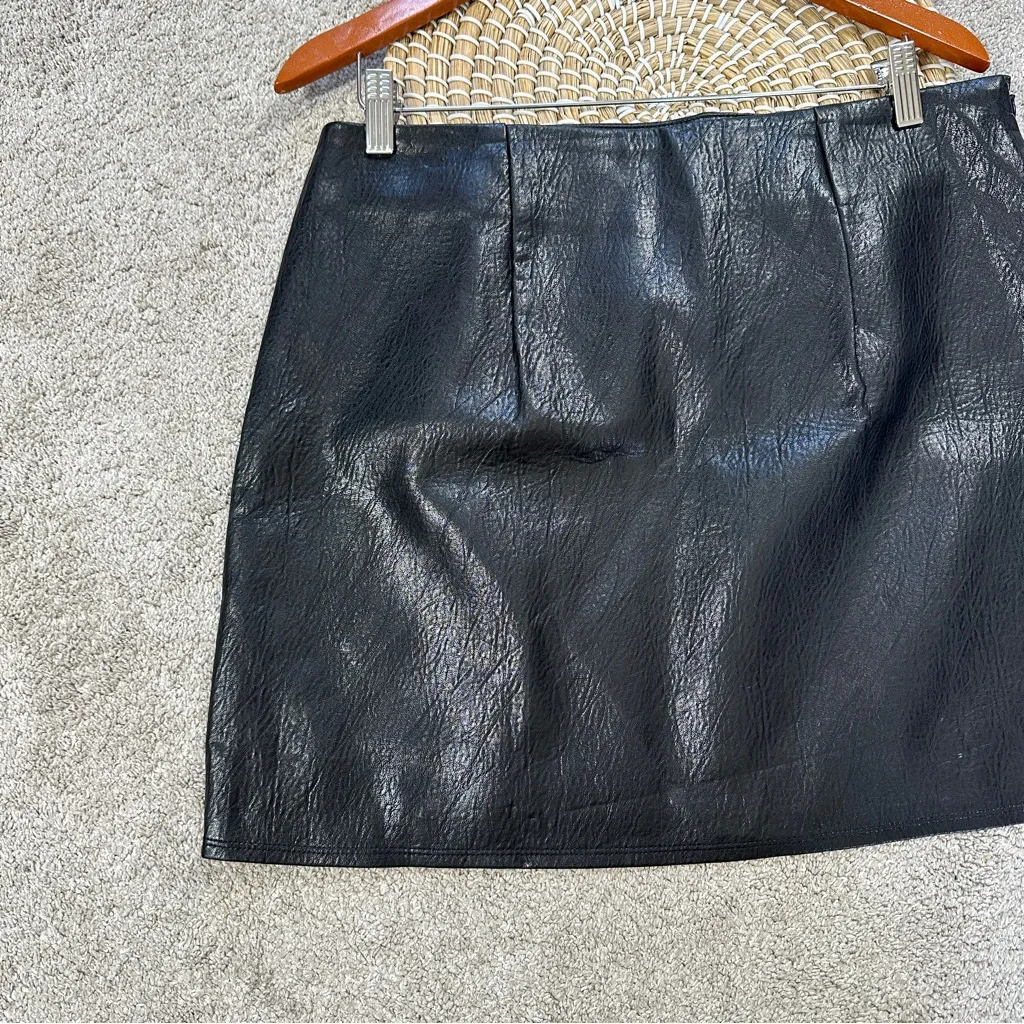 NWT Old Navy Women’s Heritage Fitted Mini Skirt Faux Leather in Black Jack L - Image 6