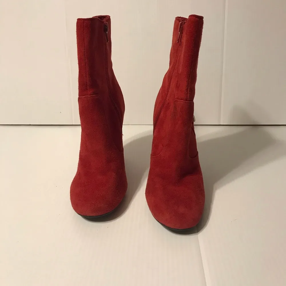 GUESS red suede ankle boots block heel zip up size 7 M - Image 4