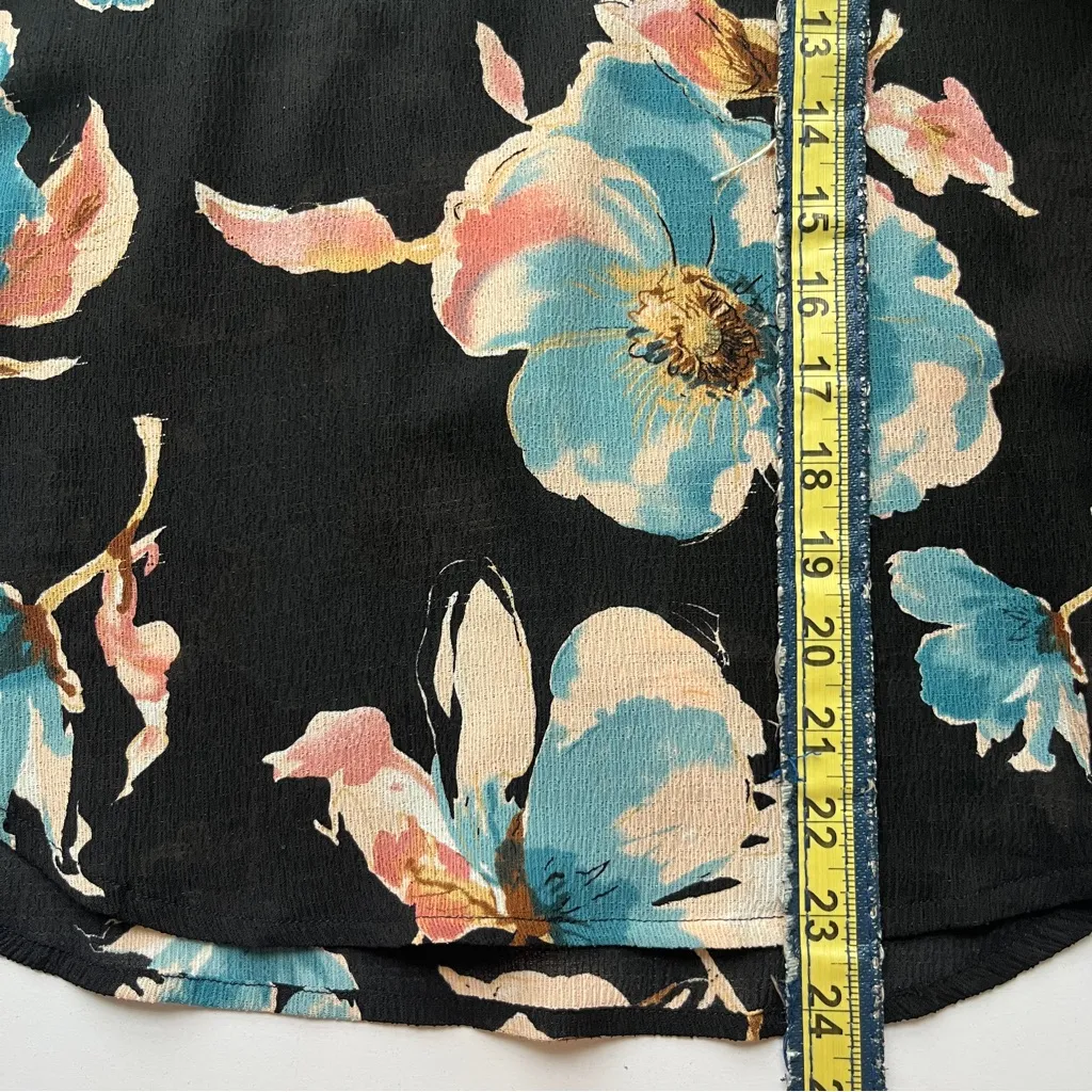 Le Lis Black and Blue Floral Blouse - Image 9