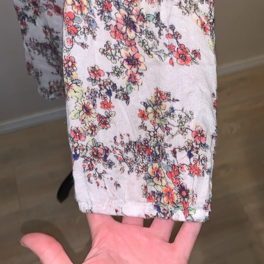 Caffe’ Marrahish White Floral V - Image 5