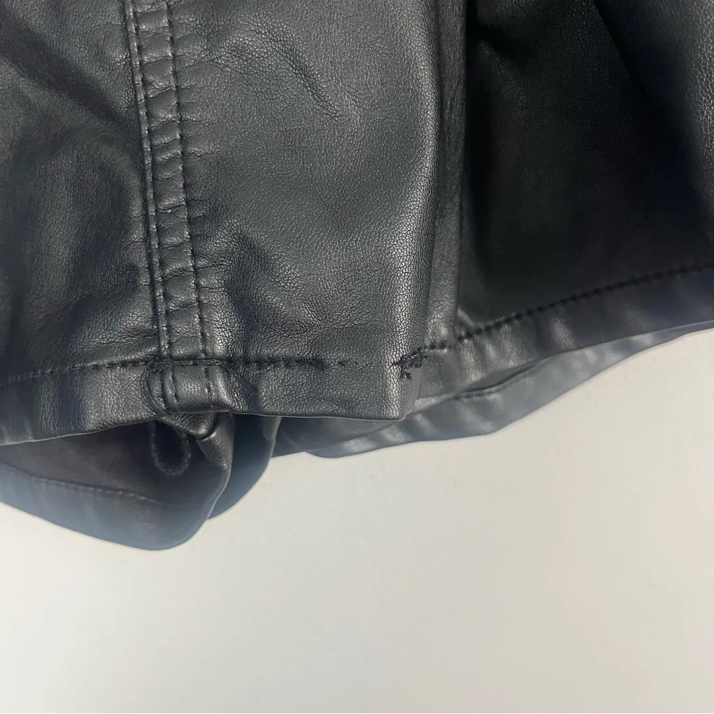 FREE PEOPLE BLACK VEGAN FAUX LEATHER PLEATED MICRO MINI SKORT SKIRT SZ 10 - Image 4