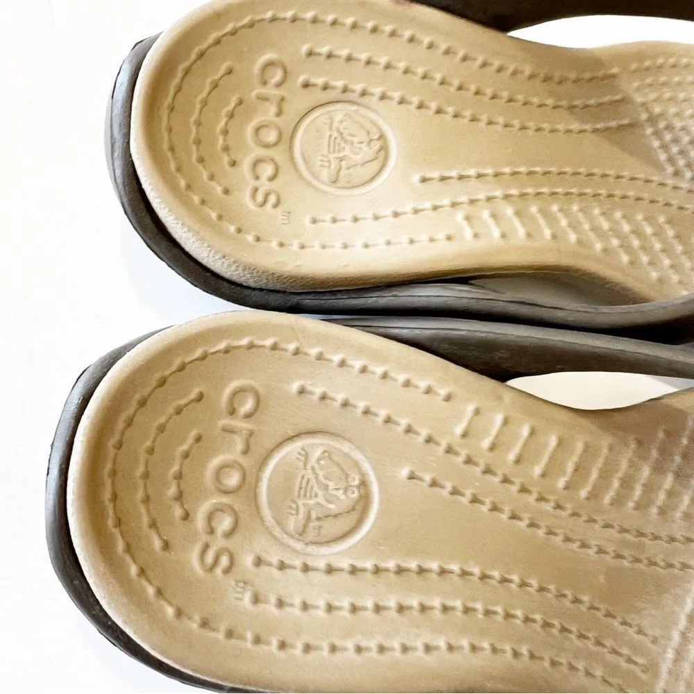 Crocs Taupe Gray Flip Flop Sandals Women’s Size 7 Summer Beach Vacay Watersports - Image 5